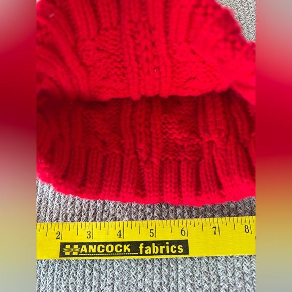 Vintage Red Cable Knit Beanie Winter Hat with Large Pom - Picture 3 of 6